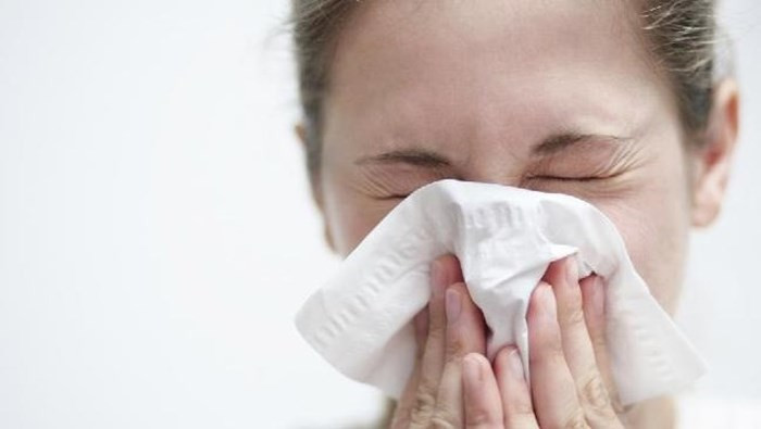 6. Bệnh Legionnaires: Bệnh Legionnaires là một dạng bệnh hiếm gặp do vi khuẩn được gọi là 'legionella' gây ra. Bệnh này có thể gây ra một loại viêm phổi nghiêm trọng và nhiễm trùng đường hô hấp. Một số triệu chứng của bệnh Legionnaire là nhức đầu, sốt cao, đau cơ, ớn lạnh,... Vi khuẩn 'legionella' cũng có thể được tìm thấy trong các hồ bơi công cộng không hợp vệ sinh, vì vậy phải cẩn thận khi đi bơi.