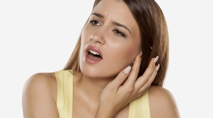 3. Nhiễm trùng tai: Có một loạt các loại vi khuẩn phát triển trong hồ bơi, đặc biệt là trong các hồ bơi công cộng không hợp vệ sinh. Một số loại vi khuẩn này có thể xâm nhập vào tai bạn trong khi bơi và gây nhiễm trùng, viêm và ngứa. Vì vậy, bạn nên dùng nút tai trong khi bơi ở hồ bơi công cộng.