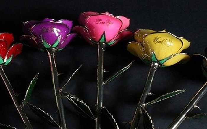 Hoa hồng sơn mài dát vàng 24k được làm từ hoa hồng thật bên trong và được mạ bởi vàng 24k. Giá khoảng 1 triệu đồng. (Ảnh: KT)