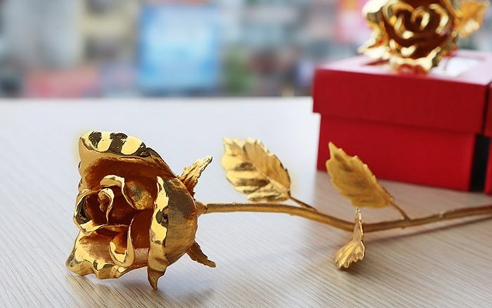 Bông hoa hồng mạ vàng được thiết kế rất tinh xảo. (Ảnh: Vietq)