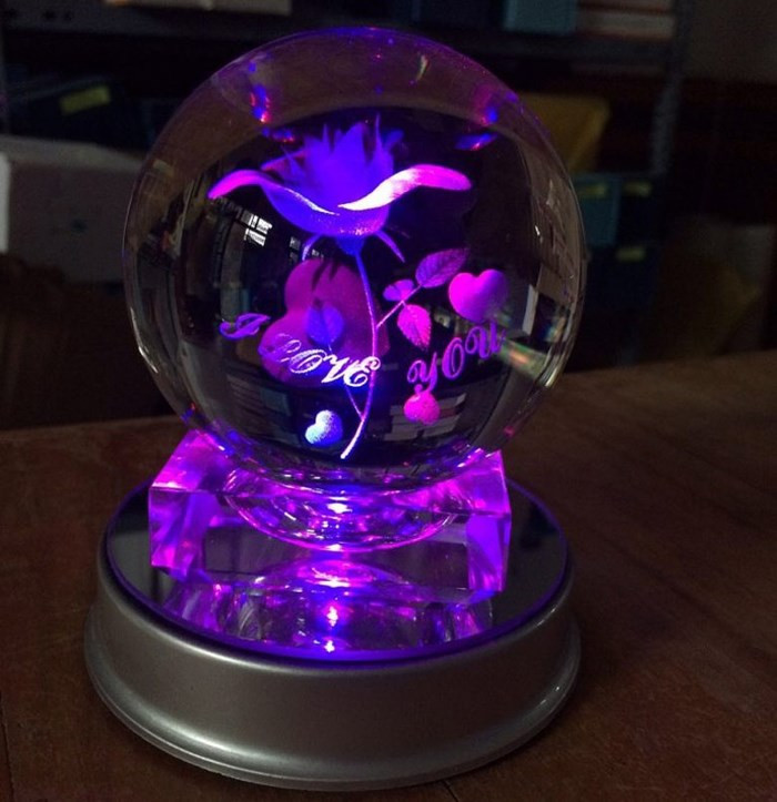 Pha lê in hoa hồng 3D khối cầu được nhiều người chọn làm quà tặng dịp 8/3 năm nay. (Ảnh: iquatructuyen)