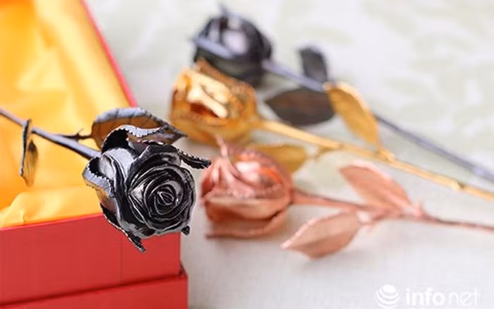 Những bông hoa mạ vàng giá cả chục triệu "đốn tim" chị em dịp 8/3. (Ảnh: Infonet)