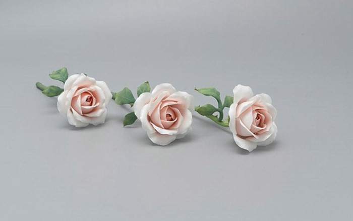 8/3 năm nay, thị trường càng thêm sôi động nhờ sự xuất hiện của sản phẩm độc đáo là hoa hồng sứ. (Ảnh: Zing)