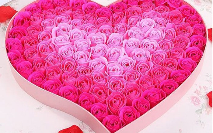 Hoa hồng xà bông thơm có thể là gợi ý độc đáo cho những khách hàng ưa sự mới mẻ. Hiện nay, trên thị trường, những hộp hồng xà bông có giá 350.000 - 500.000 đồng. (Ảnh: KT)