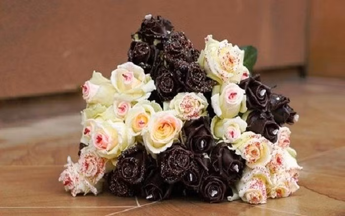 Một loại hoa độc đáo từng được ưa chuộng ở châu Âu, Trung Đông và Bắc Mỹ. Đó là hoa hồng phủ chocolate với giá 250.000 đồng/cành. (Ảnh: KT)