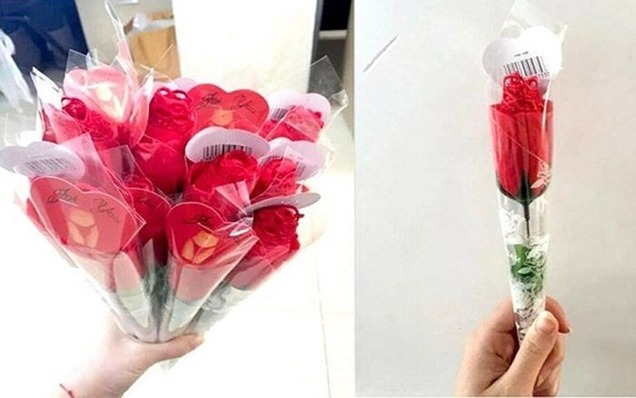 Nội y được ngụy trang dưới bông hoa hồng. Giá của sản phẩm này không cố định, tùy theo yêu cầu của khách. (Ảnh: KT)