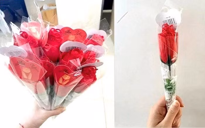 Nội y được ngụy trang dưới bông hoa hồng. Giá của sản phẩm này không cố định, tùy theo yêu cầu của khách. (Ảnh: KT)