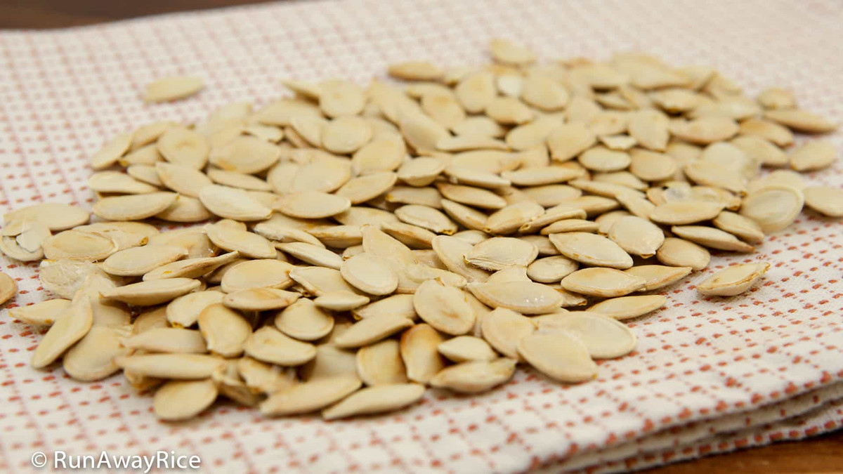 Hạt rang như hạt bí, hạt lanh...chứa chất xơ, kẽm, vitamin E và folate rất khỏe mạnh.