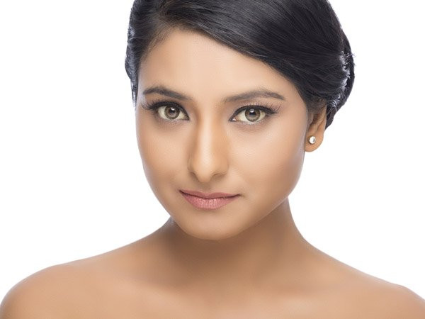 Triglycerides và axit béo trong sữa dê chứa các chất giữ ẩm giúp da khỏe và đẹp mắt. Ngoài ra axit lactic trong sữa dê giúp da của bạn loại bỏ các tế bào chết.