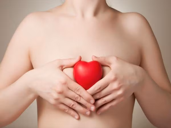 Các axit béo có ích trong sữa dê giúp cân bằng lượng cholesterol trong cơ thể. Điều này sẽ ngăn ngừa đột quỵ, đau tim, xơ vữa động mạch và các biến chứng mạch vành khác.