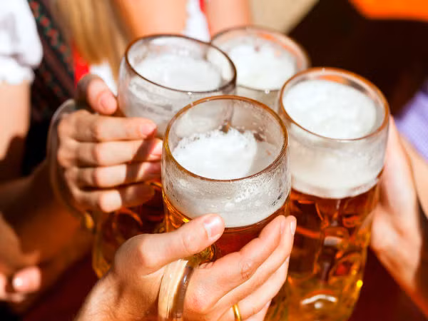 Nếu bạn nghĩ rằng uống một ly rượu sẽ làm cho bạn dễ ngủ hơn thì bạn hoàn toàn sai. Nếu uống rượu trước khi đi ngủ có thể khiến bạn tỉnh giấc sớm vào buổi sáng hoặc ban đêm.