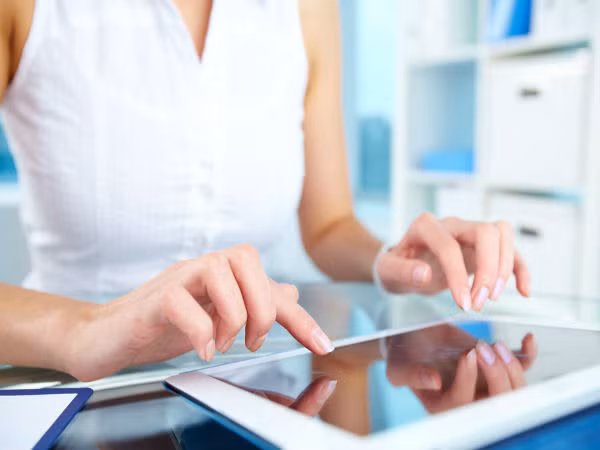 Bạn đừng lên mạng xã hội vì ánh sáng từ điện thoại có thể ảnh hưởng đến não, khiến bạn không muốn ngủ.