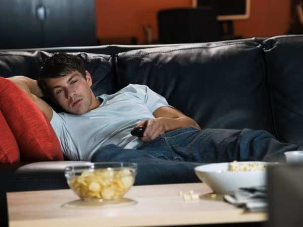 Bạn đừng ngủ muộn vào những ngày cuối tuần bởi nó làm gián đoạn chu kỳ ngủ của bạn. Điều này chỉ khiến bạn mệt mỏi thêm vào sáng hôm sau.