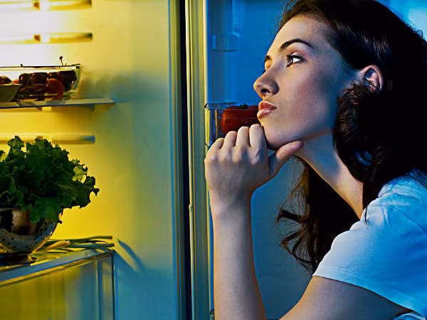 Bạn không nên dùng bất kỳ loại thức ăn vặt nửa đêm nào khi bạn đã mệt mỏi và kiệt sức. Cơ thể sẽ không thể tiêu hóa thức ăn sau khi bạn đi ngủ nữa. Ảnh: Boldsky.