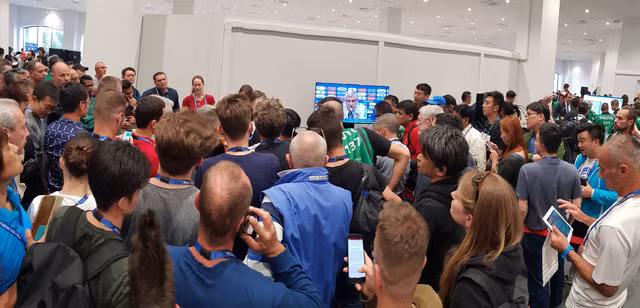 Các phóng viên chen chúc chờ nghe nhân viên FIFA đọc tên phát vé. Ảnh: H.Đ.