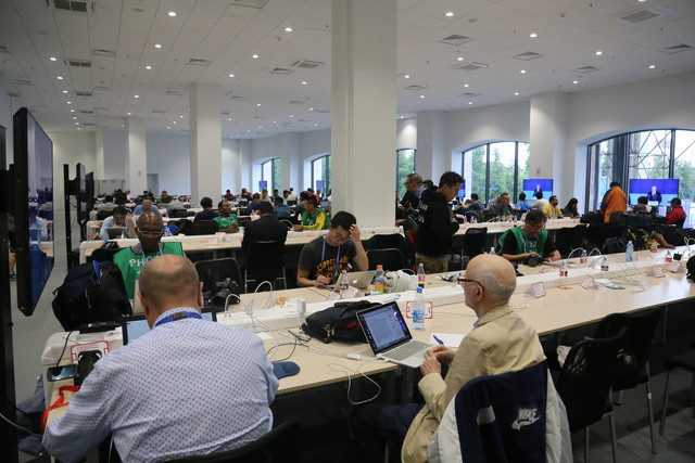 Trung tâm truyền thông FIFA còn rất nhiều phóng viên không nhận được thẻ dù đã đăng ký thành công. Ảnh: H.Đ