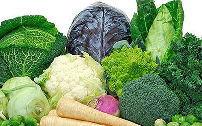 1. Các loại rau xanh lá: Cải lá xanh và cải xoăn... là những thực phẩm rất giàu lutein và zeaxanthin giúp bảo vệ chống lại bệnh đục nhân mắt và thoái hóa điểm vàng do tuổi tác cũng như tốt cho tuyến tiền liệt.