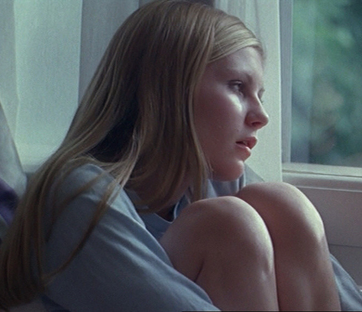 Trầm cảm: Nếu bạn cảm thấy chán nản, đặc biệt là trong những tháng mùa đông, đó có thể là dấu hiệu thiếu hụt vitamin D. Hãy bổ sung vitamin hoặc ăn các thực phẩm giàu vitamin D như: cá hồi, gan cá tuyết, cá trích, cá mòi, tôm...Ảnh: BS.