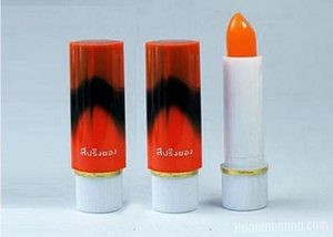  Son gió Chẳng như ngày nay, chúng ta có hàng trăm loại son để lựa chọn, những năm trước các bà, các mẹ chỉ có mỗi một loại son gió của Thái Lan hoặc Trung Quốc là “bạn đồng hành” cho đôi môi mỗi khi ra đường. Loại son này có vỏ bằng nhựa với hai màu đen-cam đan xen nhau, không lên màu ngay mà phải gặp gió thì mới đậm dần. Điểm đặc biệt của son gió là khả năng bám màu rất lâu, nhiều người còn tận dụng làm phấn má hồng. 