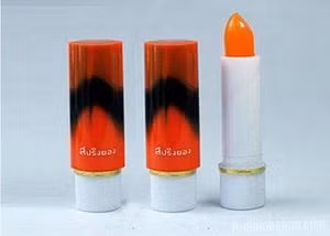  Son gió Chẳng như ngày nay, chúng ta có hàng trăm loại son để lựa chọn, những năm trước các bà, các mẹ chỉ có mỗi một loại son gió của Thái Lan hoặc Trung Quốc là “bạn đồng hành” cho đôi môi mỗi khi ra đường. Loại son này có vỏ bằng nhựa với hai màu đen-cam đan xen nhau, không lên màu ngay mà phải gặp gió thì mới đậm dần. Điểm đặc biệt của son gió là khả năng bám màu rất lâu, nhiều người còn tận dụng làm phấn má hồng. 