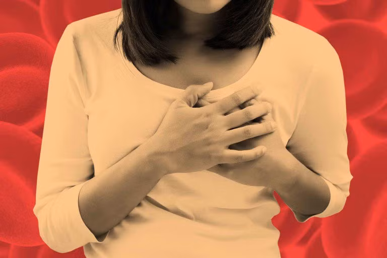 Đau ngực: Khó thở hay đau ngực đặc biệt khi bạn hoạt động thể chất là một triệu chứng khác của bệnh thiếu sắt. Nguyên nhân là do hàm lượng hemoglobin ít hơn bình thường nên oxy vận chuyển đến các tế bào bị hạn chế.