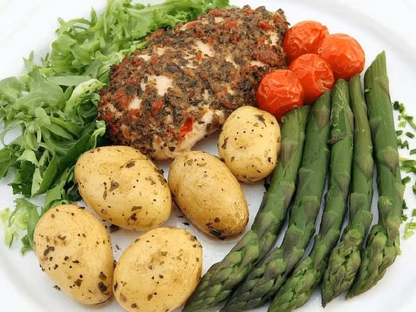  Cholesterol quá cao hoặc quá thấp đều gây ảnh hưởng xấu đến sức khoẻ. Các chuyên gia khuyên rằng bạn nên giữ nồng độ cholesterol ở dưới mức 200mg/dL, mức trung bình đối với người lớn. Cholesterol thấp dưới mức 160 mg/dL sẽ làm tăng nguy cơ sức khoẻ, bao gồm ung thư.