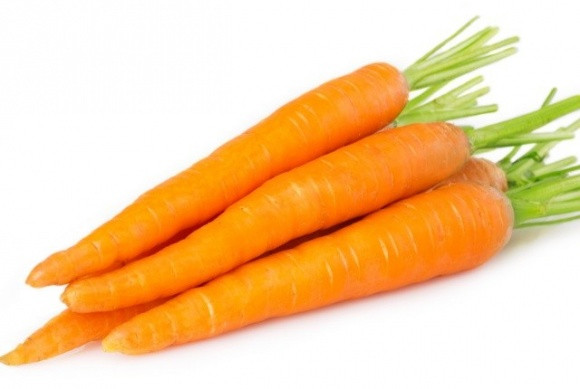 Mặt nạ cà rốt giúp sáng da. Trộn đều nước ép cà rốt với chút mật ong, sữa và nước cốt chanh rồi thoa trực tiếp lên da. Massage nhẹ nhàng và để trong khoảng 10-15 phút trước khi rửa sạch mặt bằng nước.