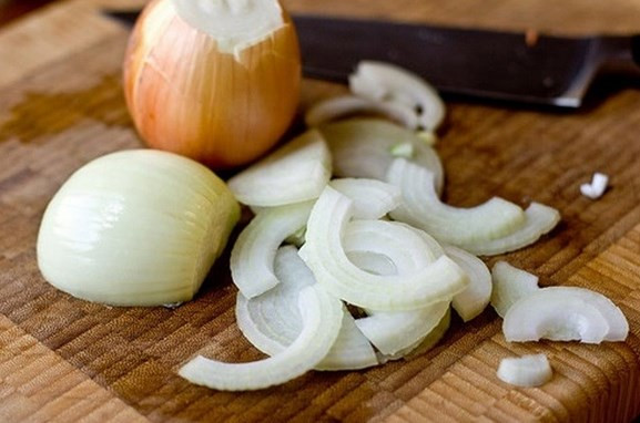 Mặt nạ hành tây ngăn ngừa lão hóa, nếp nhăn. Dùng 2 thìa cà-phê nước ép hành tây trộn với thìa cà-phê mật ong, thoa lên mặt 15 phút, rửa sạch.