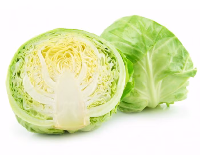  Mặt nạ bắp cải nuôi dưỡng và chăm sóc da hoàn hảo. Xay bắp cải và trộn với lòng trắng trứng và đắp lên mặt. Để yên 15-20 phút và rửa mặt lại bằng nước ấm. Nên dùng vào buổi tối lúc trước khi đi ngủ.