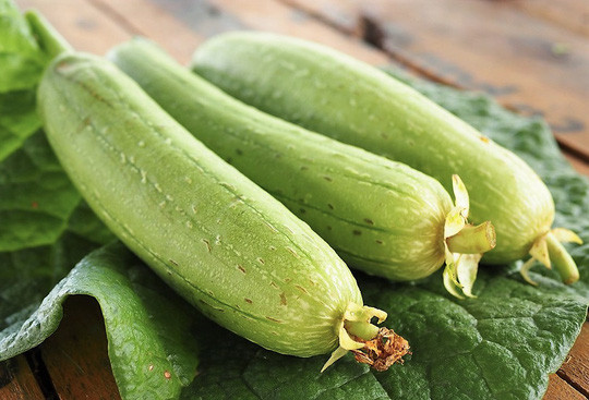 Mặt nạ quả mướp xóa nếp nhăn. Bạn chỉ cần lấy mướp gọt vỏ, nghiền nát và đắp lên mặt. Đắp mặt trong vòng 15-20 phút sau đó rửa lại với nước ấm.