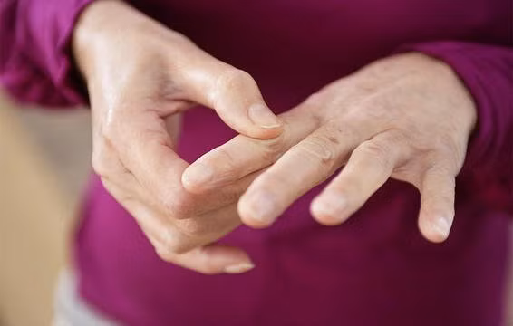 Đôi khi tay sưng tấy cũng có thể do viêm xương khớp. Khi bị bệnh viêm đa khớp dạng thấp, các khớp ngón tay bị sưng tấy, ấn vào sẽ rất đau, hai bàn tay trở nên run rẩy không thể cầm nắm như bình thường.