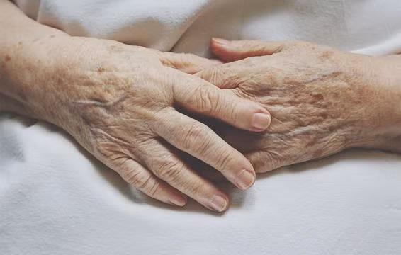 Hội chứng Raynaud (Raynaud's syndrome) là tình trạng bệnh lý do rối loạn vận mạch, co thắt các mạch máu làm giảm lượng máu tới mô gây thiếu máu cục bộ. Bệnh thường thấy ở các cực, nhất là đầu các ngón tay, ngón chân.