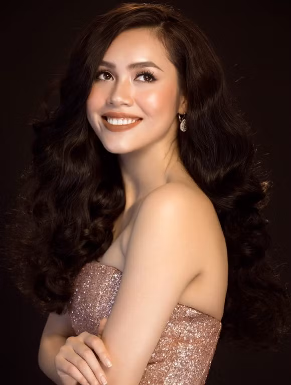 Sau khi có danh hiệu, Hoàng My rời showbiz và đi du học.