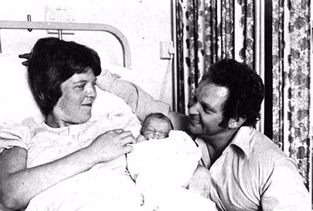 Vợ chồng Brown bên Louise - đứa trẻ đầu tiên sinh ra trong ống nghiệm. Ảnh: People. Vợ chồng Brown bên Louise - đứa trẻ đầu tiên sinh ra trong ống nghiệm. Ảnh: People.