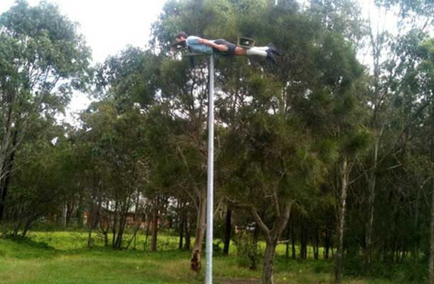 Người đàn ông can đảm này còn leo lên cả ngọn cột đèn để plank.