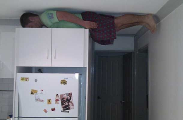 Plank trên nóc tủ.