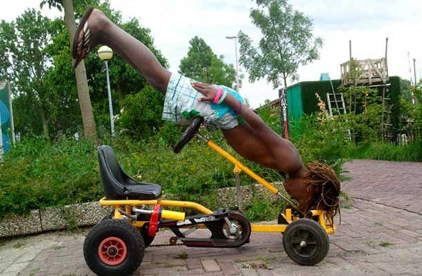 Thanh niên can đảm plank trên chiếc xe ba bánh. Ảnh: List25.