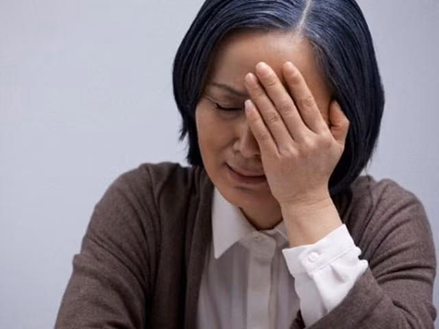 Con dau thuong ve muon, me chong thue xe om theo doi va su that trao nuoc mat