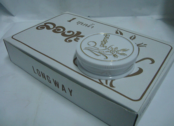  Phấn bông lúa Phấn Bông lúa có xuất xứ từ Thái Lan, Trung Quốc. Loại mỹ phẩm làm đẹp này có vỏ nhựa nắp xoay màu trắng với họa tiết in nổi màu vàng. Khi sử dụng, người dùng phải làm ướt bông/cọ rồi mới chấm và dặm phấn lên mặt. Khi đó phấn sẽ phát huy tối đa tác dụng làm mướt mịn da. Tuy nhiên, do có ít tông màu nên thông thường, gương mặt người dùng sẽ trắng hơn hẳn da thật. Điều này khiến da của họ không được thật và mang lại một lớp nền dày. 