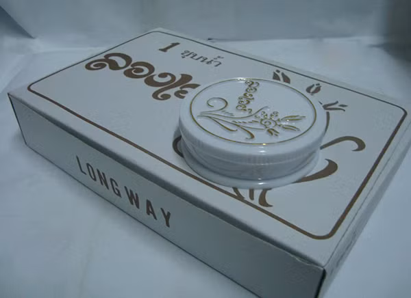  Phấn bông lúa Phấn Bông lúa có xuất xứ từ Thái Lan, Trung Quốc. Loại mỹ phẩm làm đẹp này có vỏ nhựa nắp xoay màu trắng với họa tiết in nổi màu vàng. Khi sử dụng, người dùng phải làm ướt bông/cọ rồi mới chấm và dặm phấn lên mặt. Khi đó phấn sẽ phát huy tối đa tác dụng làm mướt mịn da. Tuy nhiên, do có ít tông màu nên thông thường, gương mặt người dùng sẽ trắng hơn hẳn da thật. Điều này khiến da của họ không được thật và mang lại một lớp nền dày. 