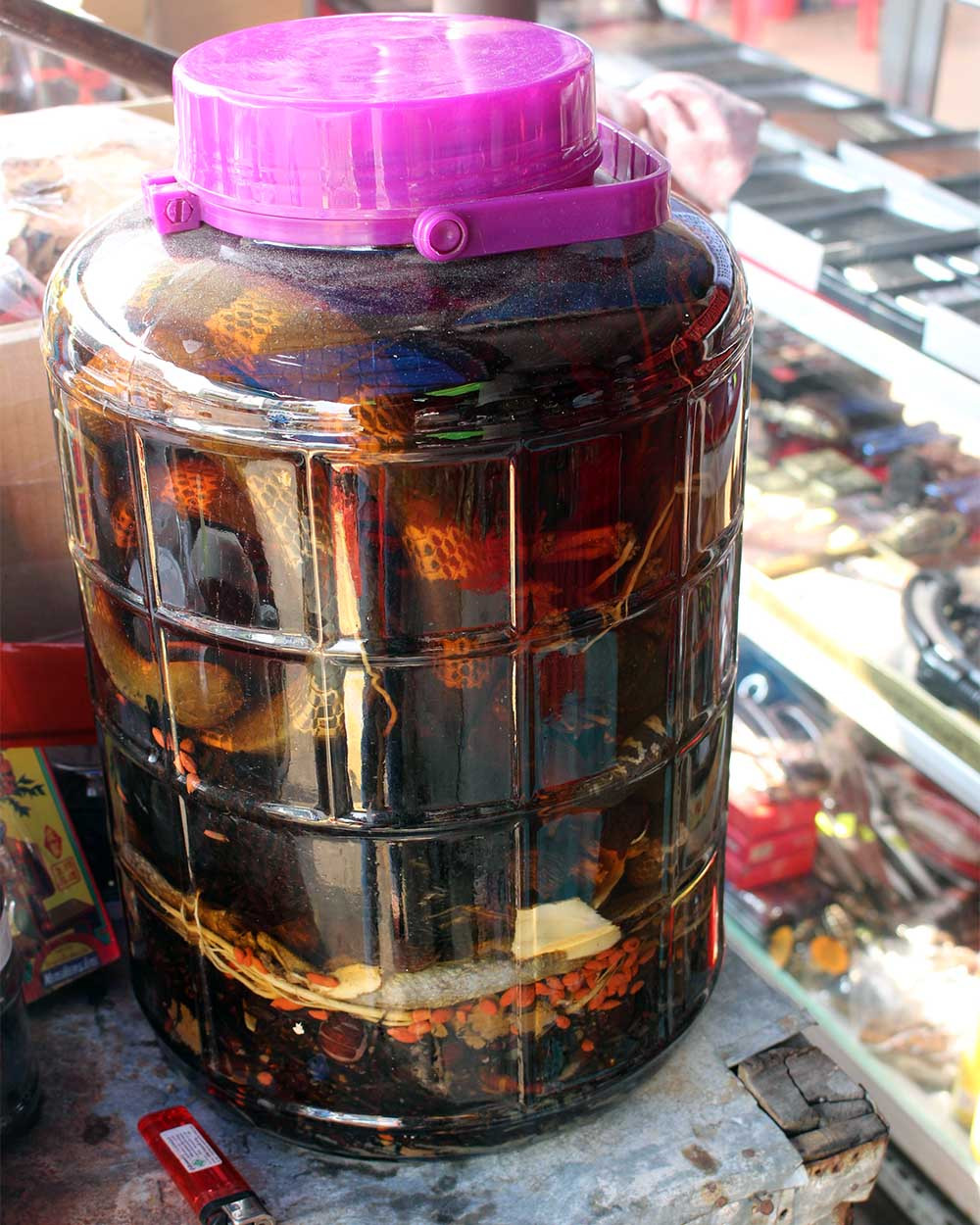 Bình rượu ngâm nhiều loại như rằn, rết, bò cạp...có giá bạc triệu ở chợ Tịnh Biên.