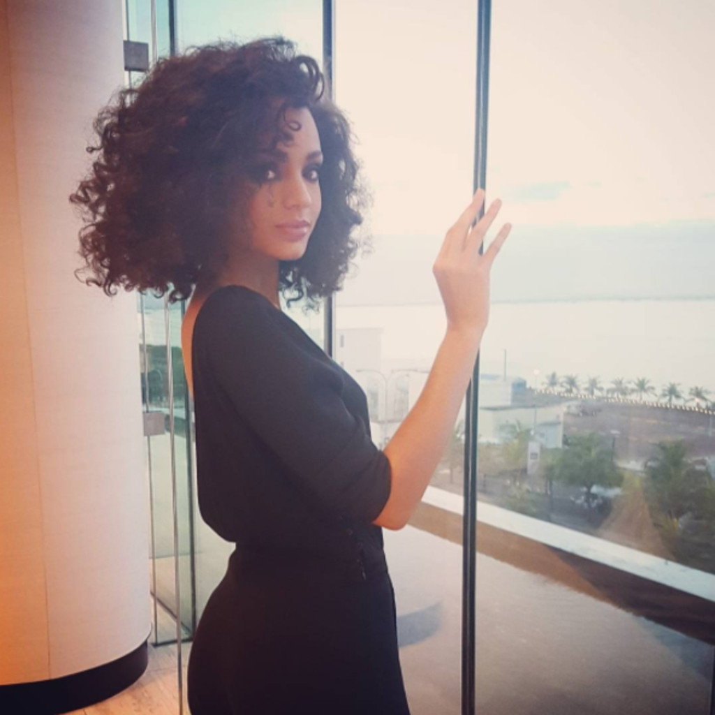 Cô thường chọn các trang phục màu đen để tôn lên vẻ quyến rũ và bí ẩn của mình.