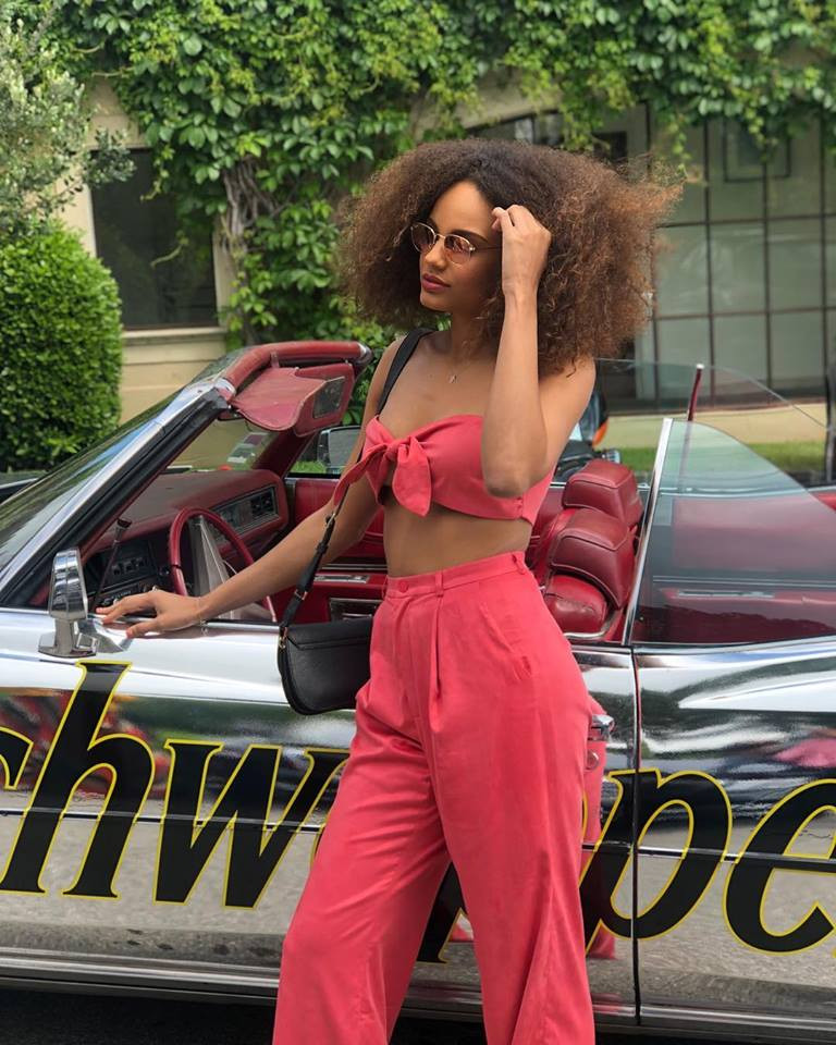 Đôi khi, cô nàng cũng chọn các mẫu quần áo điệu đà nhấn vào vòng eo thon gọn của mình.