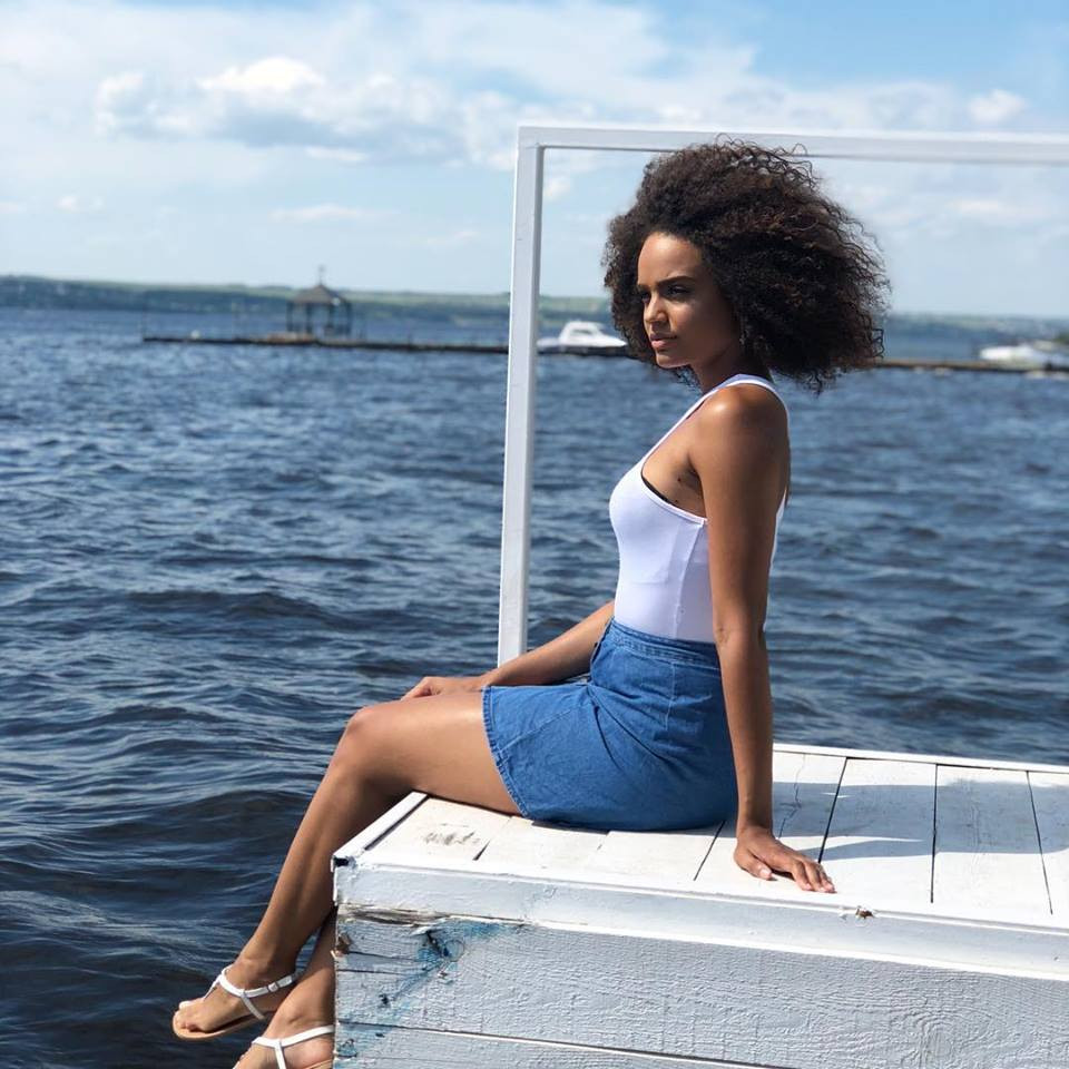 Chiếc áo ba lỗ trắng phối với váy bò khiến cô nàng trông khỏe khoắn và năng động hơn.