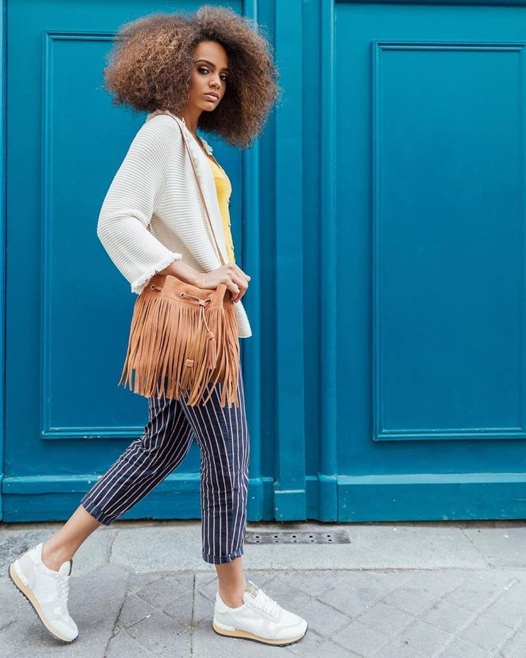 Khi dạo phố, cô chọn những trang phục thể thao khỏe khoắn.