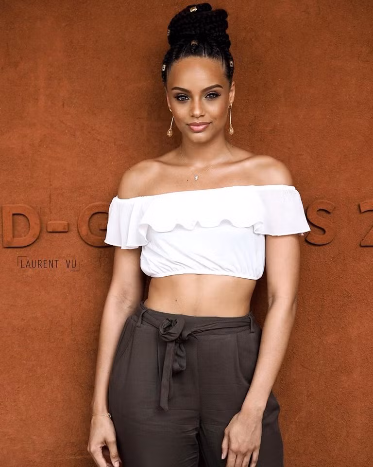 Alicia luôn biết cách ăn mặc để tôn lên vòng hai "con kiến".