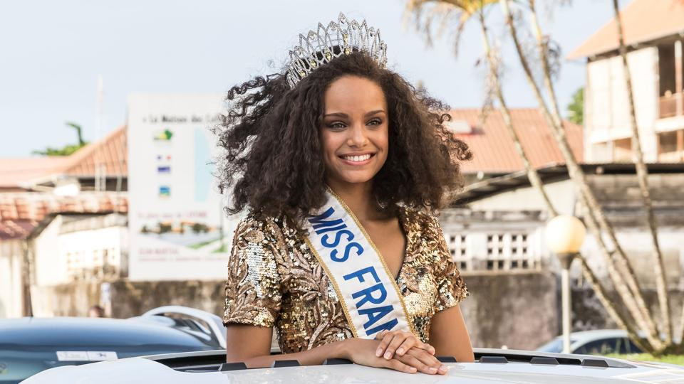 Mái tóc xù mì cũng trở thành một điểm mạnh của cô.