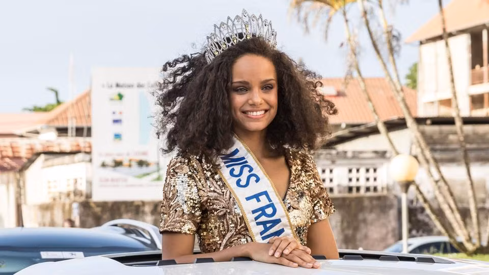 Mái tóc xù mì cũng trở thành một điểm mạnh của cô.