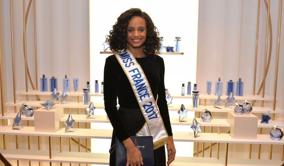 Cô nàng thường diện các trang phục khá đơn giản nhưng vẫn toát lên vẻ thanh lịch và sang chảnh.