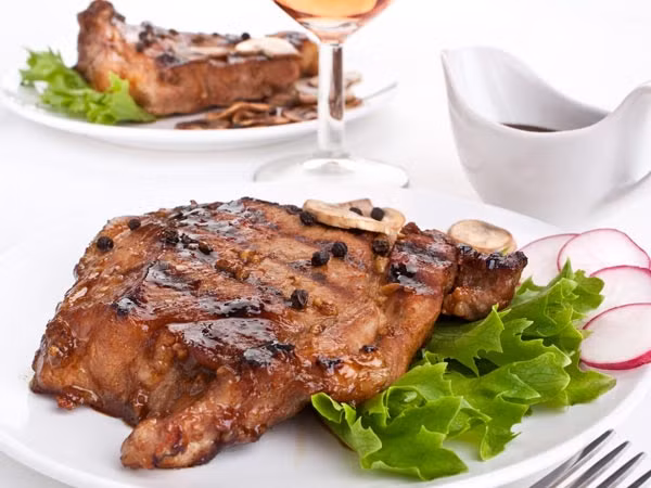 Thịt lợn cũng là một trong những loại thịt phổ biến vì có hàm lượng vitamin B3 cao.